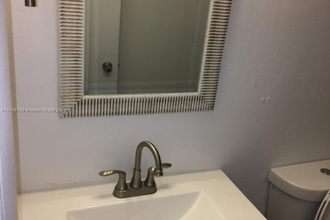Condo in Miami, Florida, 2 bedrooms № 1960811 - photo 13