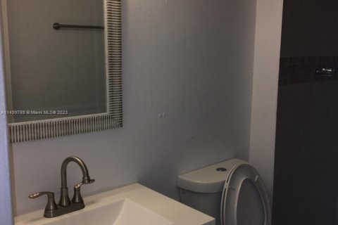 Condo in Miami, Florida, 2 bedrooms № 1960811 - photo 12