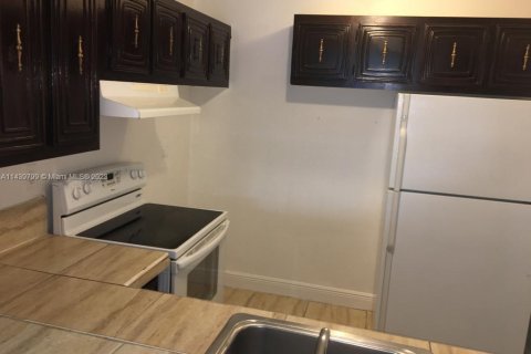 Condo in Miami, Florida, 2 bedrooms № 1960811 - photo 2