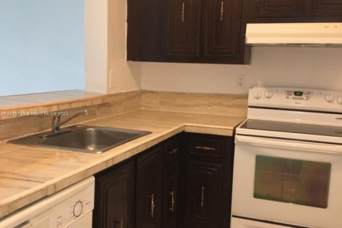 Condo in Miami, Florida, 2 bedrooms № 1960811 - photo 4