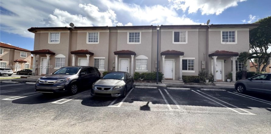 Townhouse in Miami, Florida 2 bedrooms, 104.98 sq.m. № 2040745