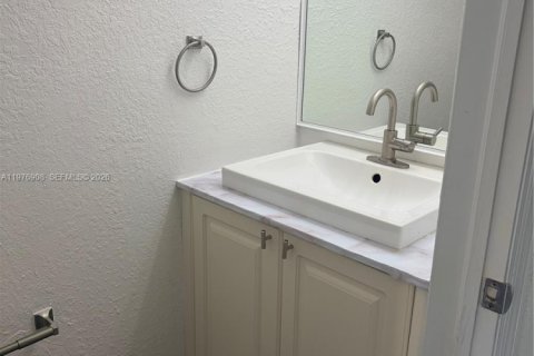 Townhouse in Miami, Florida 2 bedrooms, 104.98 sq.m. № 2040745 - photo 7