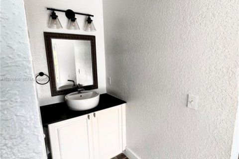 Townhouse in Miami, Florida 2 bedrooms, 104.98 sq.m. № 2040745 - photo 12