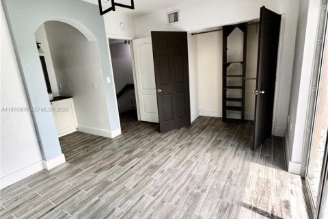 Townhouse in Miami, Florida 2 bedrooms, 104.98 sq.m. № 2040745 - photo 11