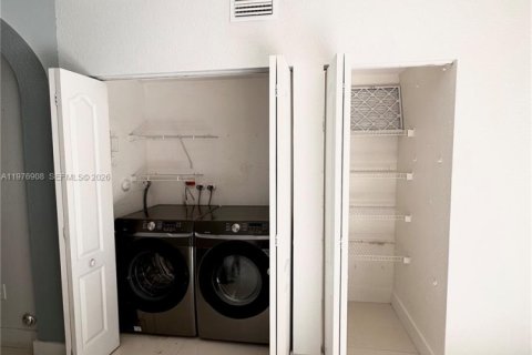 Townhouse in Miami, Florida 2 bedrooms, 104.98 sq.m. № 2040745 - photo 5