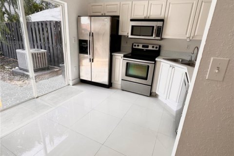 Townhouse in Miami, Florida 2 bedrooms, 104.98 sq.m. № 2040745 - photo 4