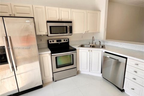 Townhouse in Miami, Florida 2 bedrooms, 104.98 sq.m. № 2040745 - photo 3