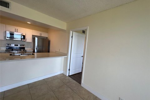 Condominio en alquiler en Doral, Florida, 2 dormitorios, 92.16 m2 № 1993570 - foto 17