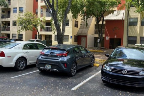 Condominio en alquiler en Doral, Florida, 2 dormitorios, 92.16 m2 № 1993570 - foto 1