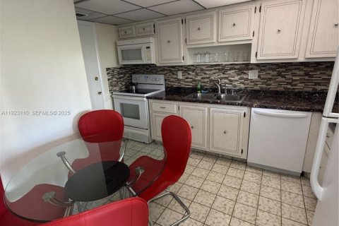Condominio en venta en Hallandale Beach, Florida, 1 dormitorio № 1982867 - foto 9