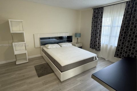 Condominio en venta en Hallandale Beach, Florida, 1 dormitorio № 1982867 - foto 12