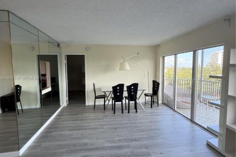 Condominio en venta en Hallandale Beach, Florida, 1 dormitorio № 1982867 - foto 11
