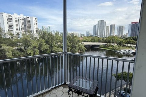 Condominio en venta en Hallandale Beach, Florida, 1 dormitorio № 1982867 - foto 2