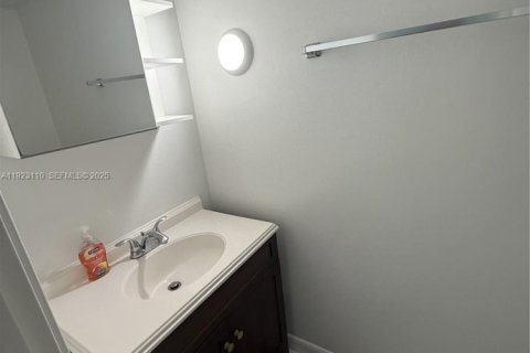 Condominio en venta en Hallandale Beach, Florida, 1 dormitorio № 1982867 - foto 3