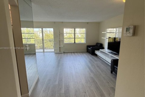 Condominio en venta en Hallandale Beach, Florida, 1 dormitorio № 1982867 - foto 14