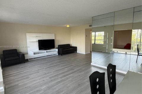 Condominio en venta en Hallandale Beach, Florida, 1 dormitorio № 1982867 - foto 10