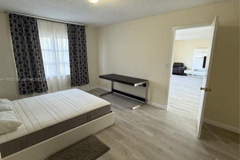Condominio en venta en Hallandale Beach, Florida, 1 dormitorio № 1982867 - foto 13