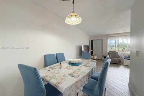 Condo in Palm Springs, Florida, 1 bedroom  № 1973637 - photo 7