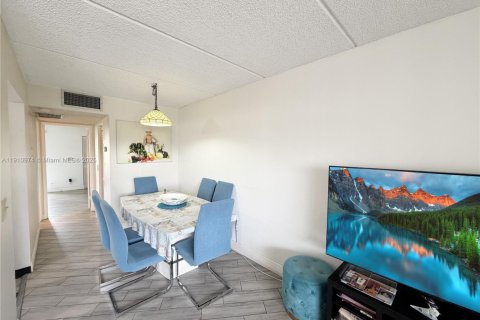 Condo in Palm Springs, Florida, 1 bedroom  № 1973637 - photo 6