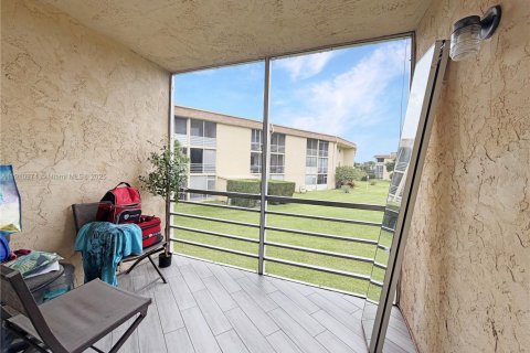 Condo in Palm Springs, Florida, 1 bedroom  № 1973637 - photo 13