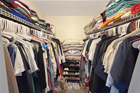 Condo in Palm Springs, Florida, 1 bedroom  № 1973637 - photo 14