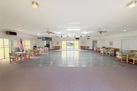 Condo in Palm Springs, Florida, 1 bedroom  № 1973637 - photo 18