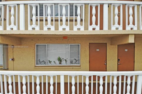 Condo in Palm Springs, Florida, 1 bedroom  № 1973637 - photo 2