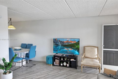 Condo in Palm Springs, Florida, 1 bedroom  № 1973637 - photo 5