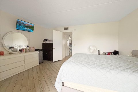 Condo in Palm Springs, Florida, 1 bedroom  № 1973637 - photo 12