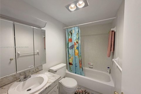 Condo in Palm Springs, Florida, 1 bedroom  № 1973637 - photo 10