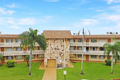 Condo in Palm Springs, Florida, 1 bedroom  № 1973637 - photo 1