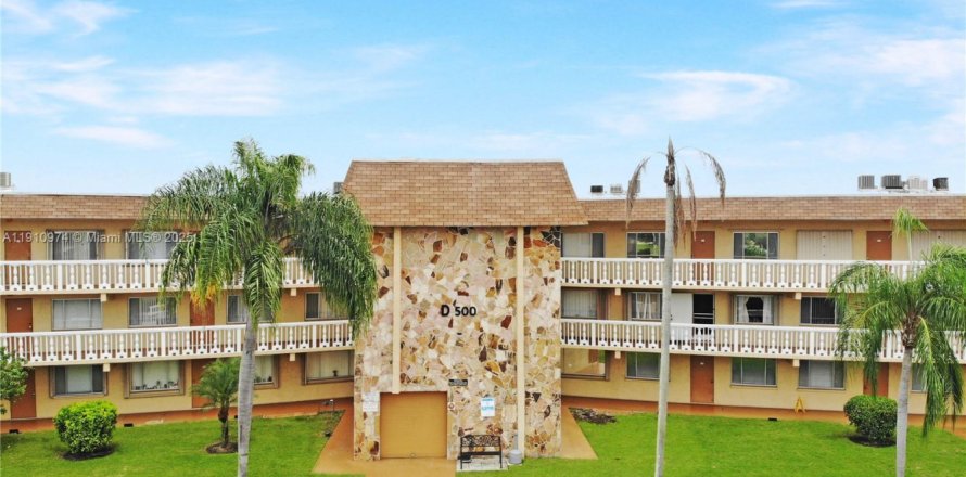 Condo in Palm Springs, Florida, 1 bedroom  № 1973637