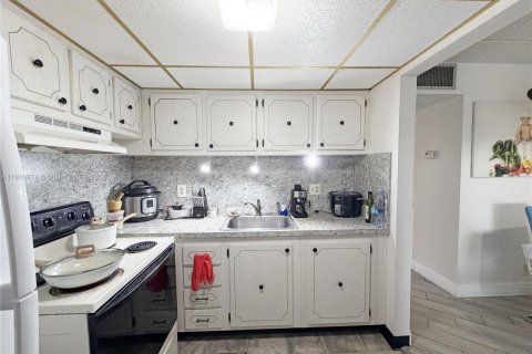 Condo in Palm Springs, Florida, 1 bedroom  № 1973637 - photo 9