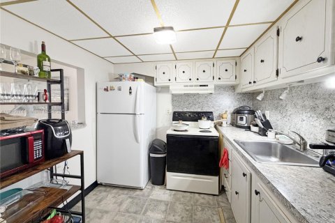 Condo in Palm Springs, Florida, 1 bedroom  № 1973637 - photo 8