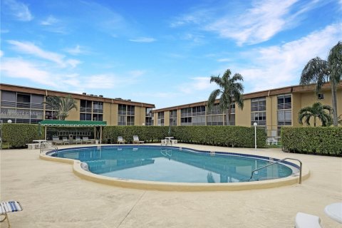 Condo in Palm Springs, Florida, 1 bedroom  № 1973637 - photo 17