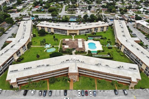 Condo in Palm Springs, Florida, 1 bedroom  № 1973637 - photo 15