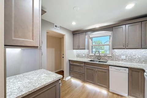 Condo in Largo, Florida, 2 bedrooms  № 1869608 - photo 10