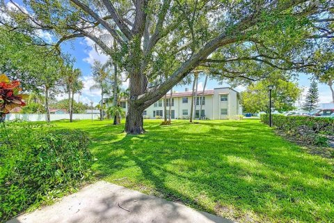 Condo in Largo, Florida, 2 bedrooms  № 1869608 - photo 22
