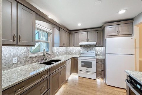 Condo in Largo, Florida, 2 bedrooms  № 1869608 - photo 11