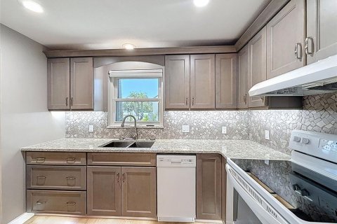 Condo in Largo, Florida, 2 bedrooms  № 1869608 - photo 7