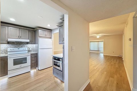 Condo in Largo, Florida, 2 bedrooms  № 1869608 - photo 13