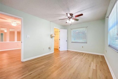 Condo in Largo, Florida, 2 bedrooms  № 1869608 - photo 24