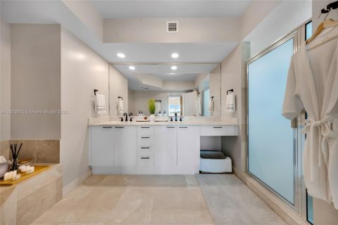Condo in North Miami, Florida, 3 bedrooms  № 1756918 - photo 22