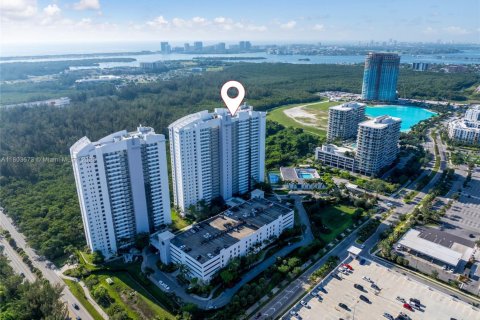 Condo in North Miami, Florida, 3 bedrooms  № 1756918 - photo 4