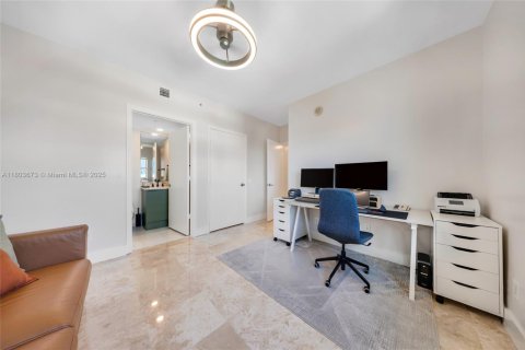 Condo in North Miami, Florida, 3 bedrooms  № 1756918 - photo 29