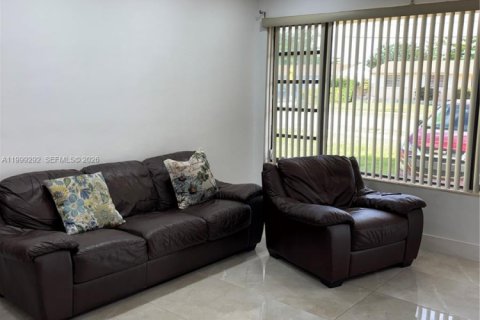 House in Miami, Florida 3 bedrooms, 140.65 sq.m. № 2064123 - photo 6