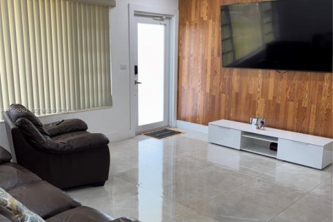 House in Miami, Florida 3 bedrooms, 140.65 sq.m. № 2064123 - photo 5