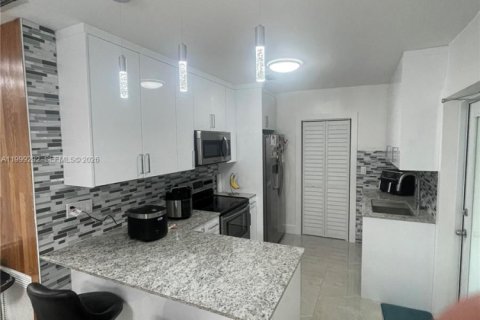 House in Miami, Florida 3 bedrooms, 140.65 sq.m. № 2064123 - photo 2