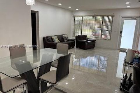 House in Miami, Florida 3 bedrooms, 140.65 sq.m. № 2064123 - photo 7