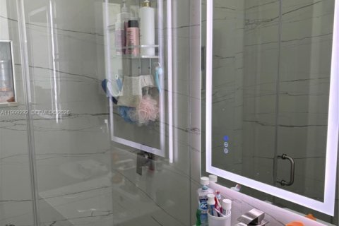 House in Miami, Florida 3 bedrooms, 140.65 sq.m. № 2064123 - photo 14